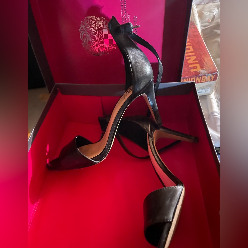 Classy Vince Camuto black heel